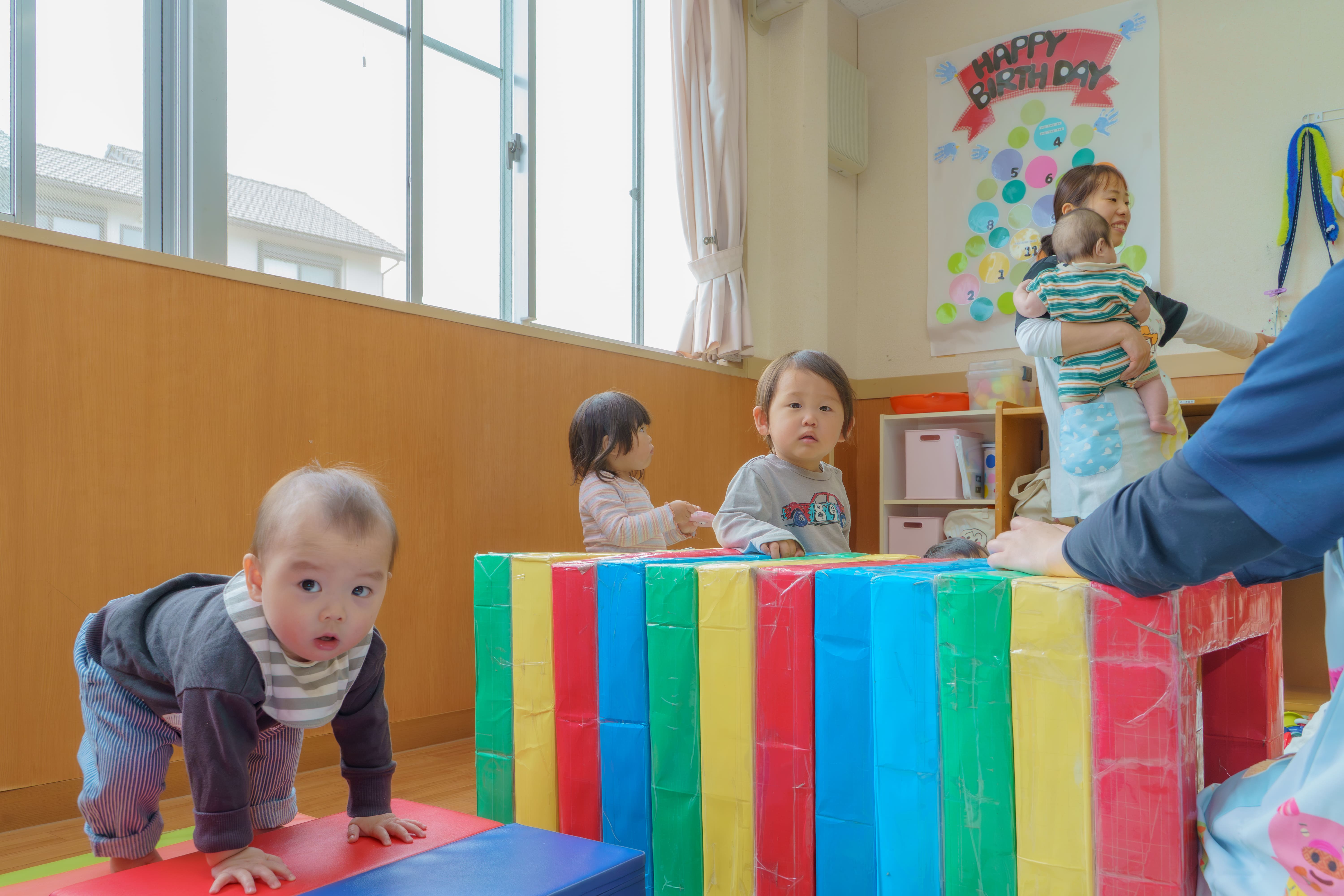 保育室で子どもたちと先生が過ごしている様子
