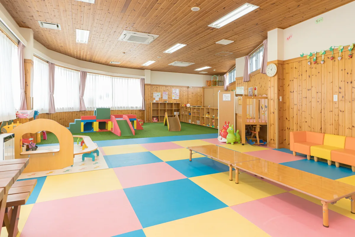 園児と先生が遊んでいる様子