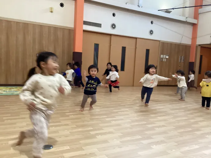 運動あそび&リトミックの様子