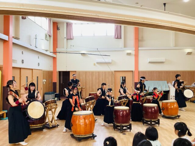 子育て支援センター
和太鼓「歓韻」が来てくれ、和太鼓演奏を披露してくれましたよ✨
迫力があり、とってもかっこよかったです♡
11月3日にある音楽アートPEANUTSにゲストとして出演するみたいです🥰
詳しくは↓
@peanutsoa
チケットお問い合わせ↓
・イイズカコスモスコモン
・ながの塾
・タルト&スイーツF(道の駅うすい内ケーキ店)
#和太鼓 #歓韻 #恵大こども園 #子育て支援センター